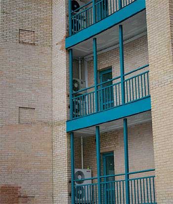 Рисунок 4. Скрытое размещение наружных блоков в специально отведенных местах на наружных балконах